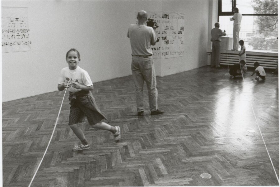 Fotografie z autorské rekonstrukce Osmihodinové výstavy z roku 1970 Dalibora Chatrného, 1990, foto: Marie Kratochvílová